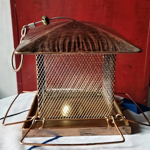 FelRelWel squirrel proof bird feeder with wooden roof and metal mesh for keeping squirrels away